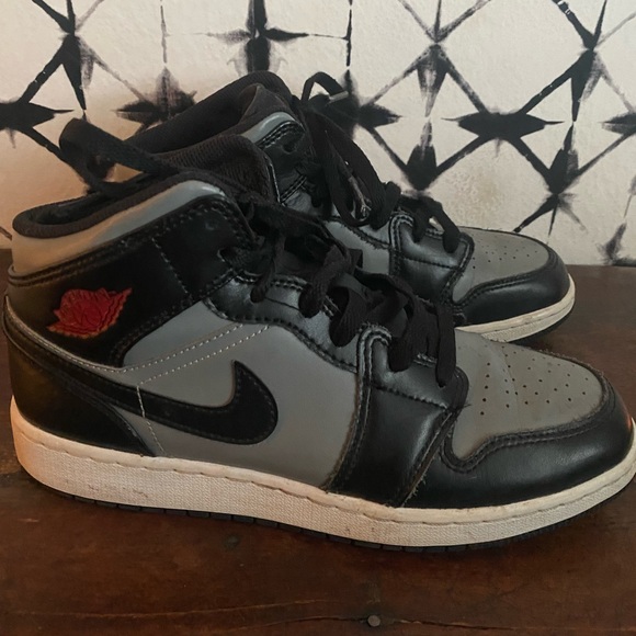 Jordan 1 Mid Basketball Shoe - Picture 4 of 12